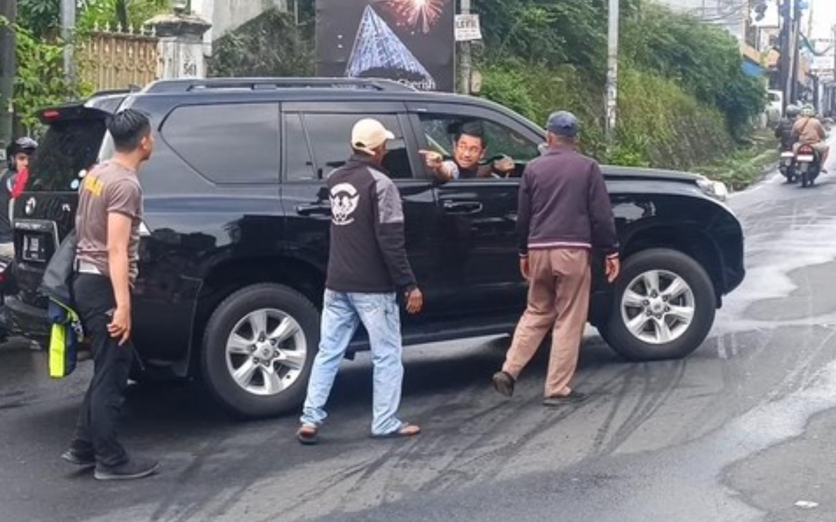 mobil-di-puncak-terobos-one-way-hingga-tabrak-polisi