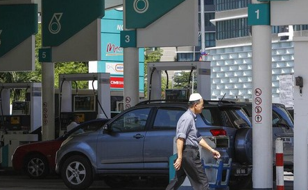 malaysia-turunin-harga-bbm-untuk-warganya