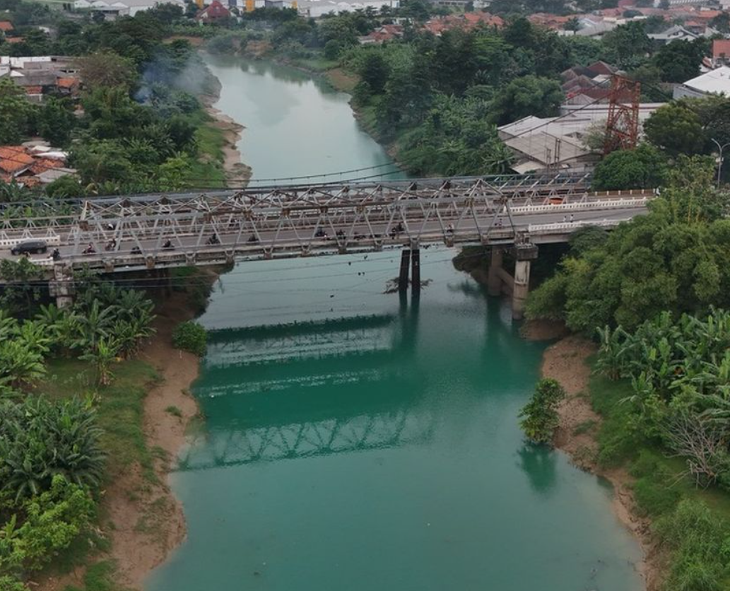 Sungai Citarum Mendadak Berubah Warna