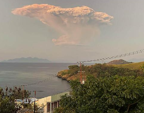 Gunung Lewotobi Meletus Muntahkan Abu Mencapai 18 Km