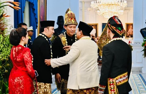 Prabowo Ngobrol Dengan AHY dan Ibas Saat Upacara HUT RI