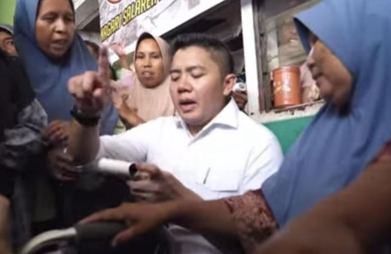 seskab-teddy-mencatat-keluhan-ibu-ibu-di-agam